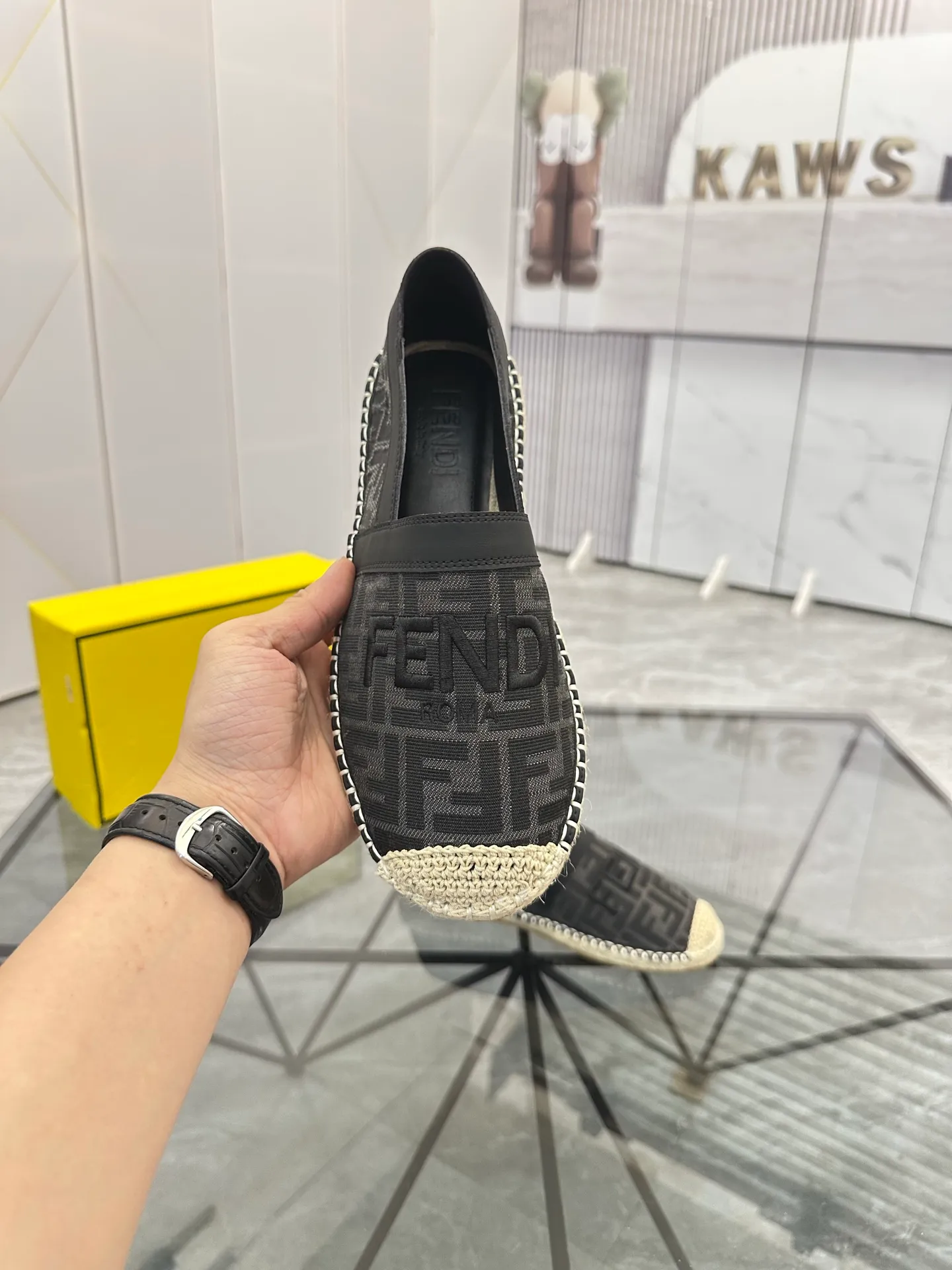 Selling men's shoes 💰: 💰P420¥ Product trademark: Fendi* "Fendi*" low-top fisherman's shoes Regular size: 38-44 (can be customized to 37.45) Product materials: upper imported cowhide stitched with original fabric, sheepskin lining, original outsole. Number: 1023